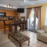 Courtney\'S Place Historic Cottages & Inns