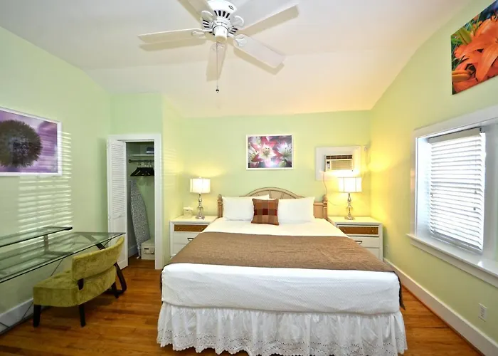 Banana\'S Foster Guesthouse