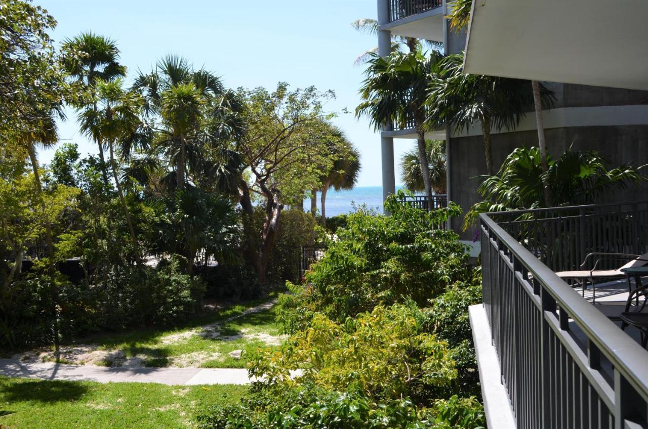 Apartment Poolside Breeze Retreat *