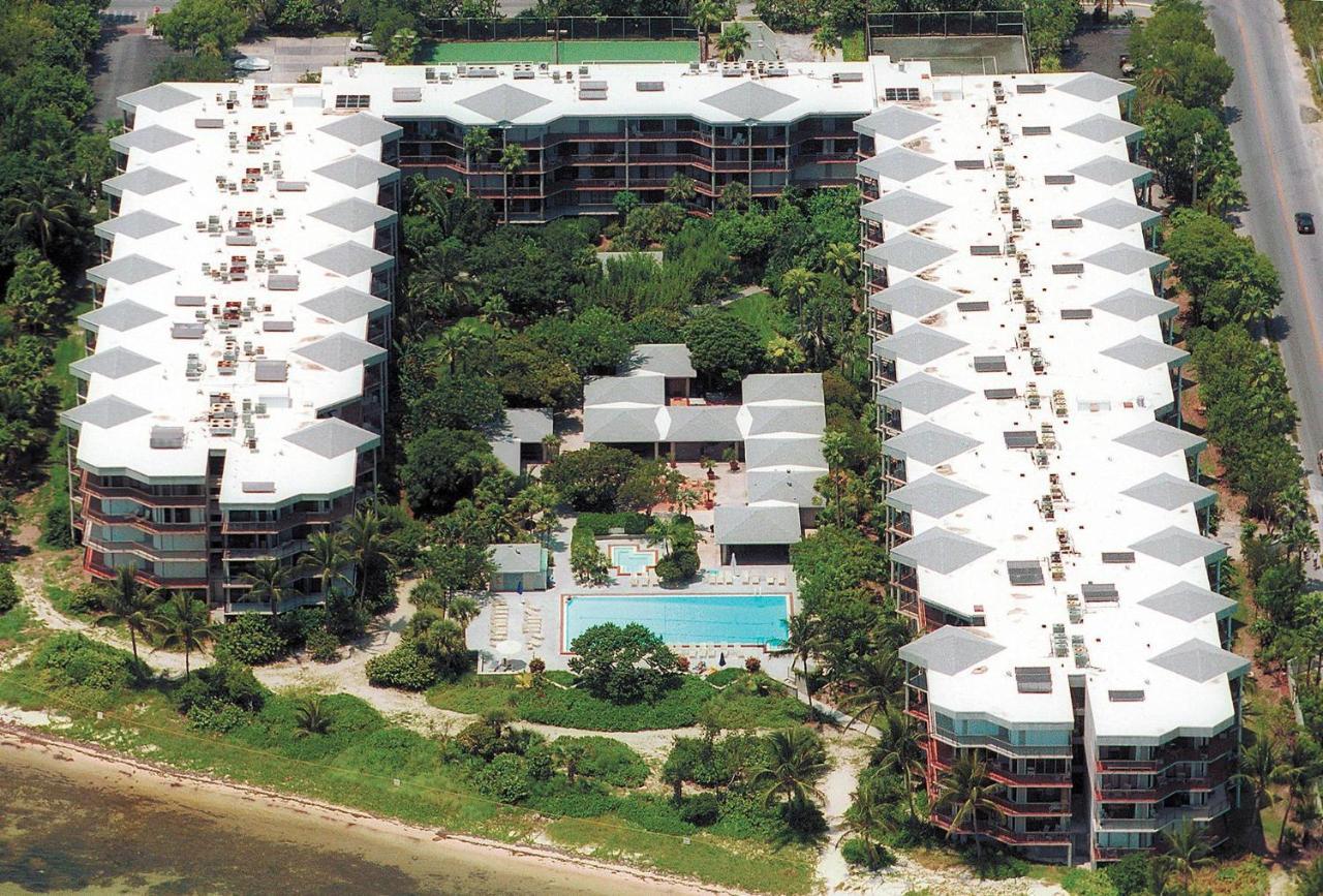 Apartment Poolside Breeze Retreat