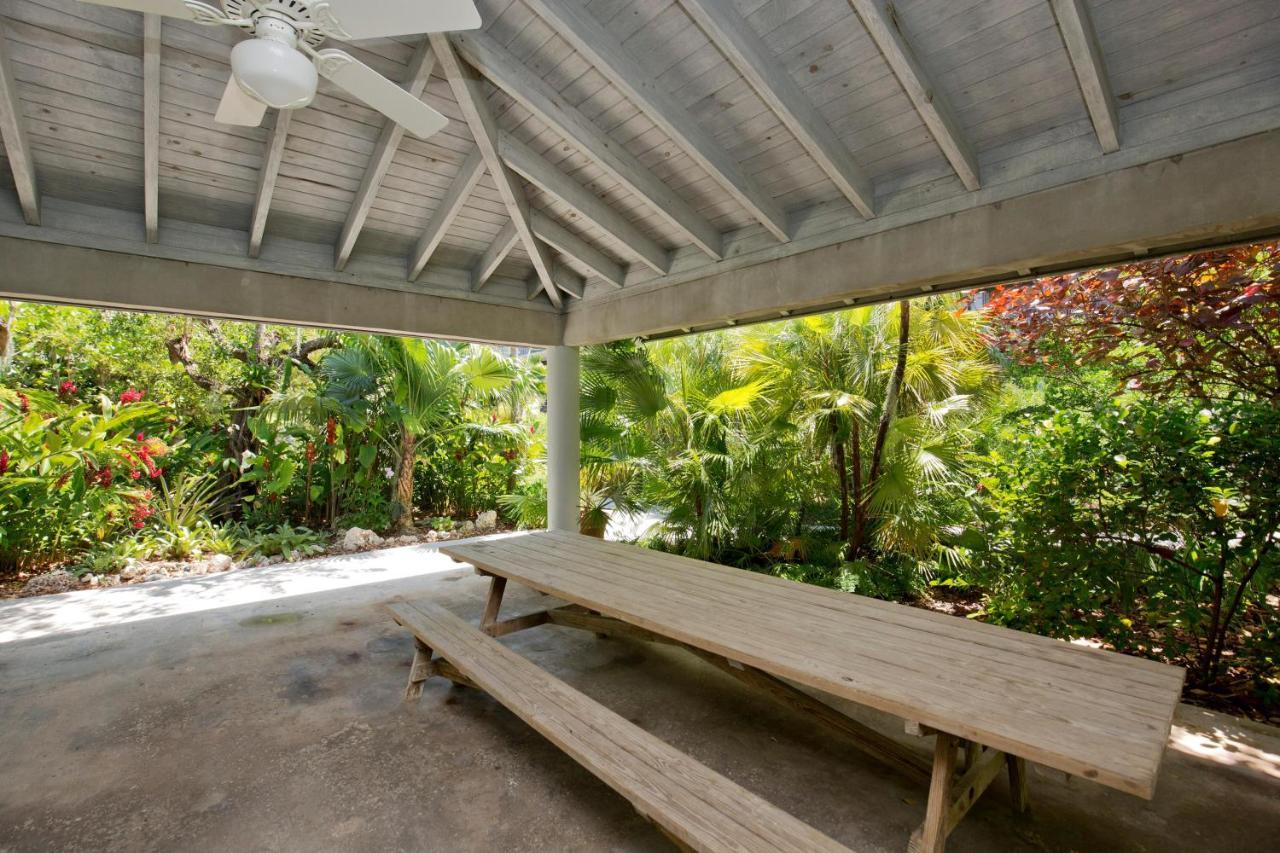 Poolside Breeze Retreat Apartment