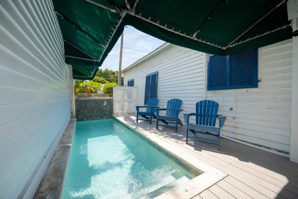 Just Steps To Duval- Sleeps 10- Heated Pool House Key West