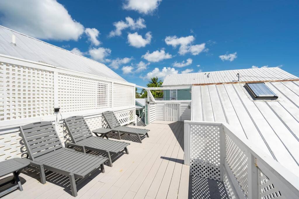 Holiday home Just Steps To Duval- Sleeps 10- Heated Pool House