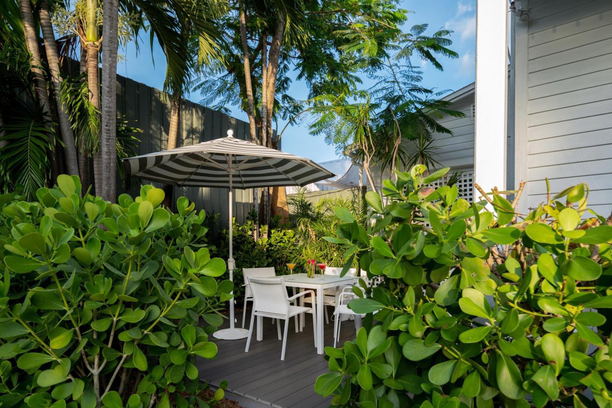 Alexander'S Guesthouse-Adult Exclusive Bed & Breakfast 3*