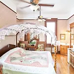 Amsterdam\'S Curry Mansion Inn