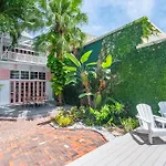 New Coastal Rose - Bright Loft With High Ceilings