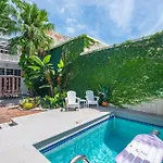 New Coastal Rose - Bright Loft With High Ceilings
