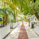 A Place In Paradise By Avantstay Key West Walkable W Shared Pool Week Long Stays Only