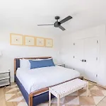 Brand New & Private Pool - Palmgale House