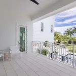 Brand New & Private Pool - Palmgale House