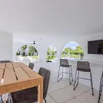 Brand New & Private Pool - Palmgale House
