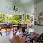 Classic Queen - Curry Mansion With Heated Pool