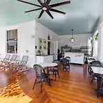 Deluxe King - Curry Mansion With Pool!