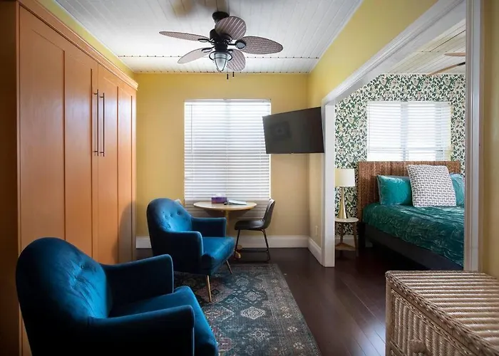 Duval Street Suite Overlooking Duval With Parking And Pool