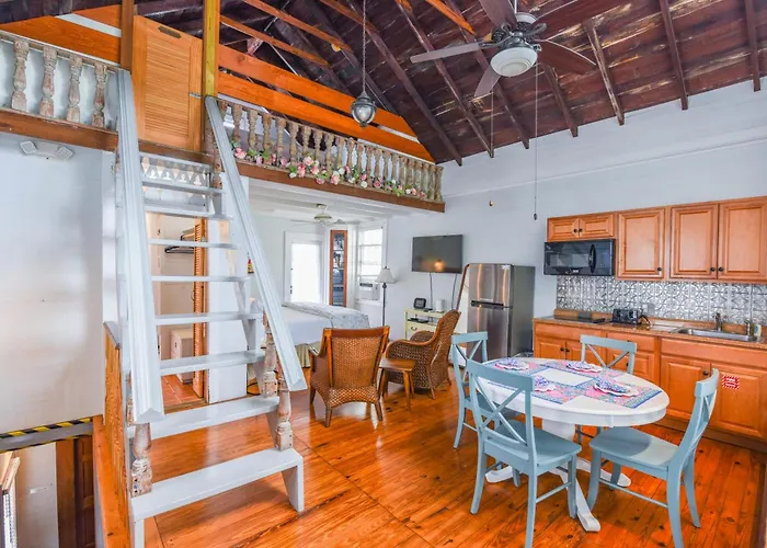 New Coastal Rose - Bright Loft With High Ceilings