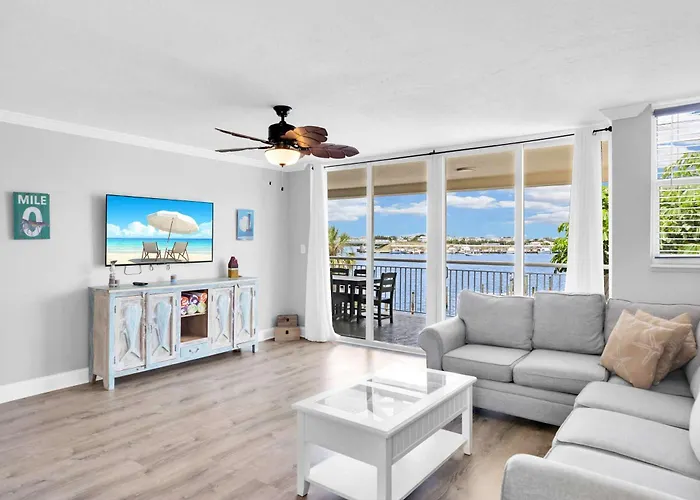 Eleuthera - 2X2 Fully Updated Old Town Waterfront Corner Condo