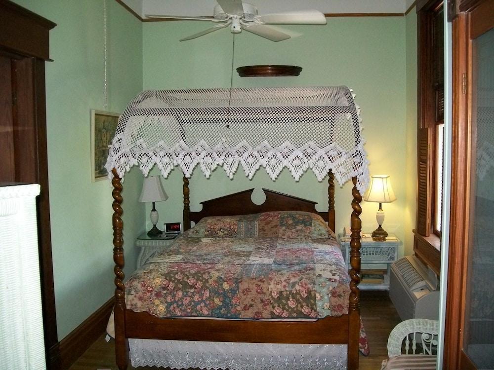 Amsterdam's Curry Mansion Bed & Breakfast 3*
