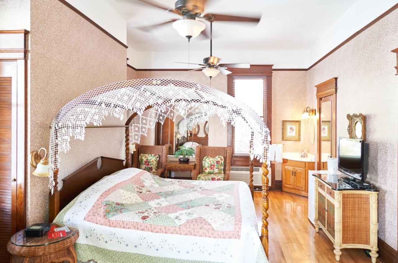 Amsterdam's Curry Mansion Bed & Breakfast 3*