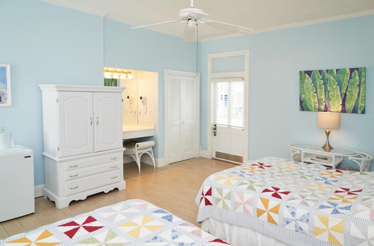 Amsterdam's Curry Mansion Bed & Breakfast 3*