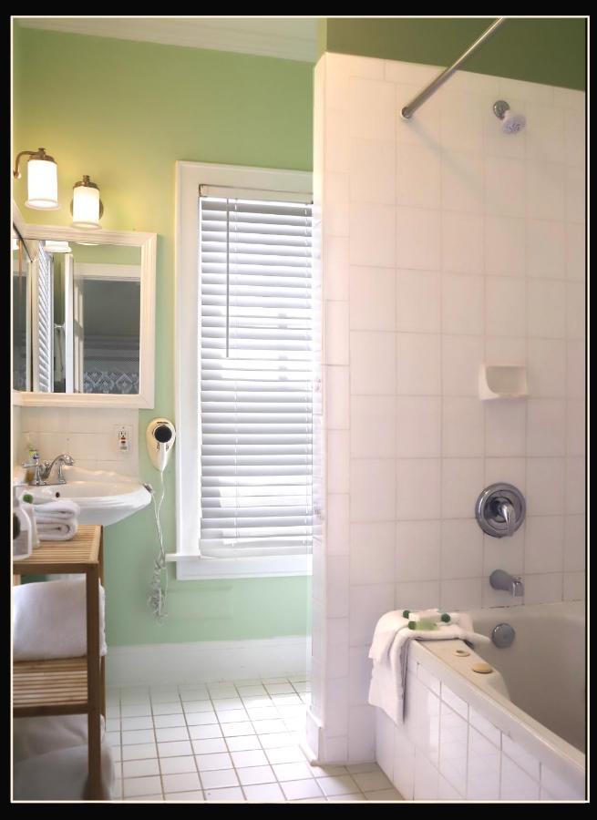 Amsterdam's Curry Mansion Bed & Breakfast 3*