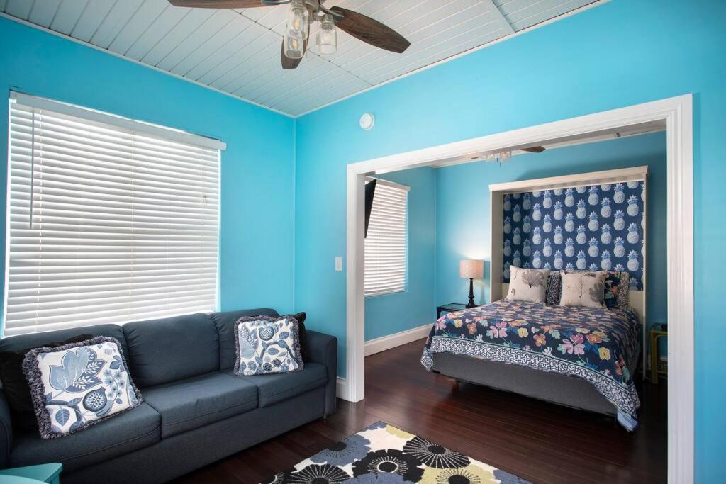 Duval Street Overlooking Duval W Parking And Pool *
