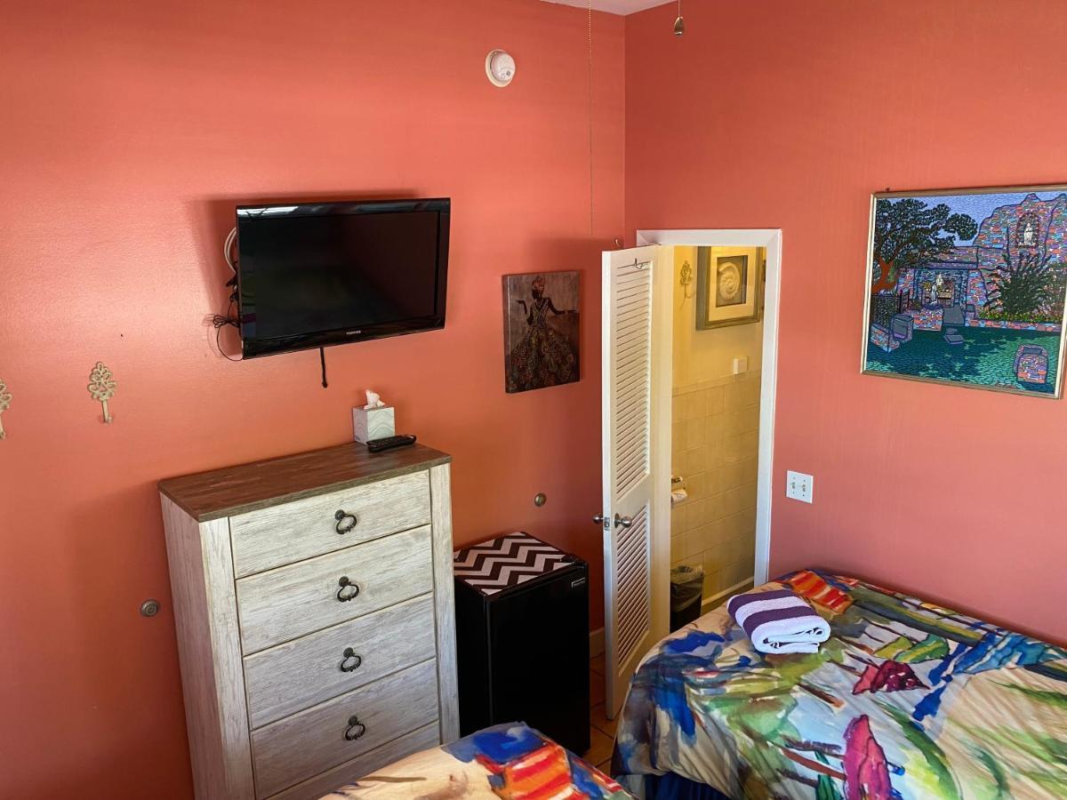 Caribbean House Guest house *