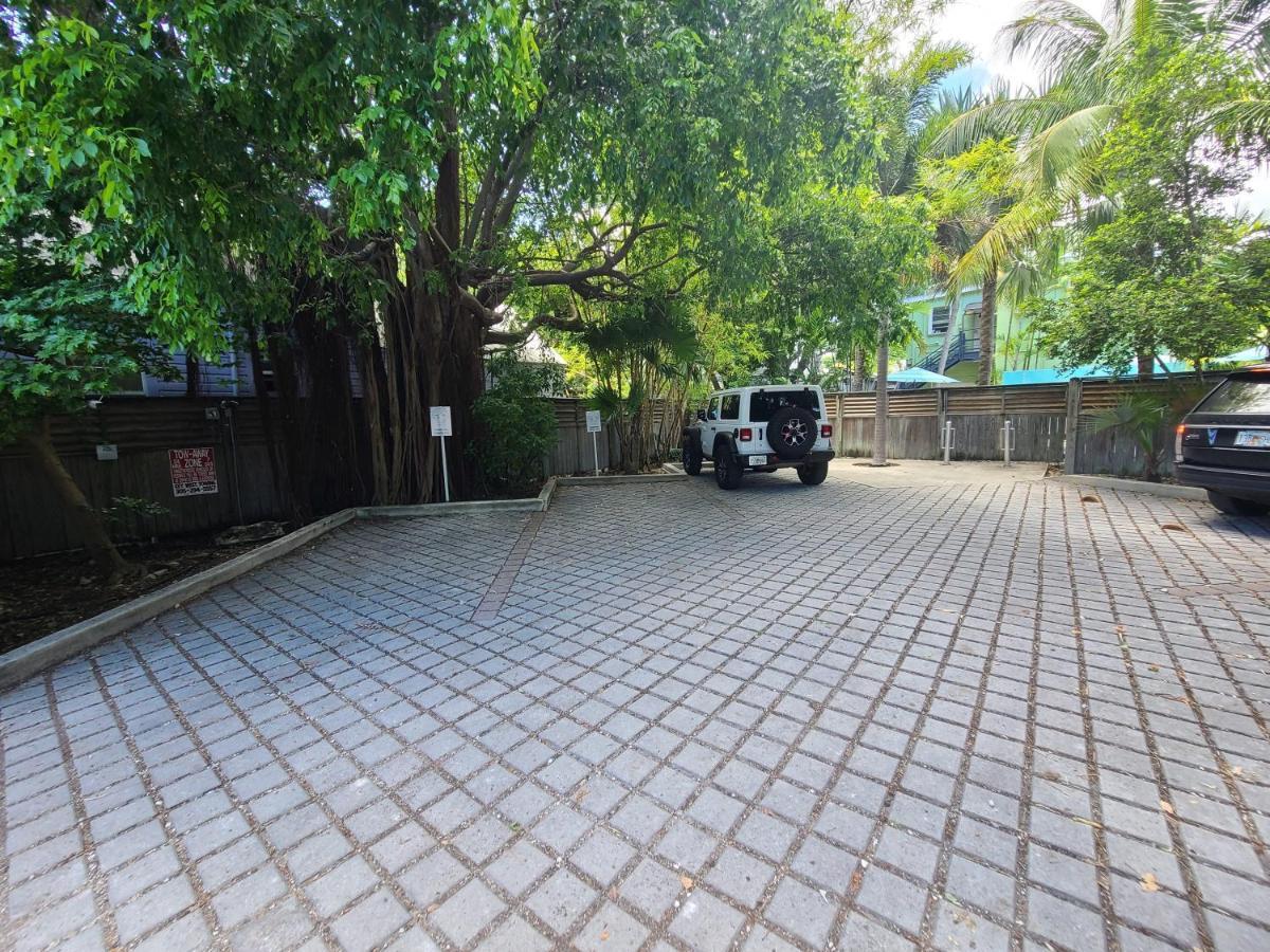 Duval Street Overlooking Duval With Parking And Pool Holiday home *