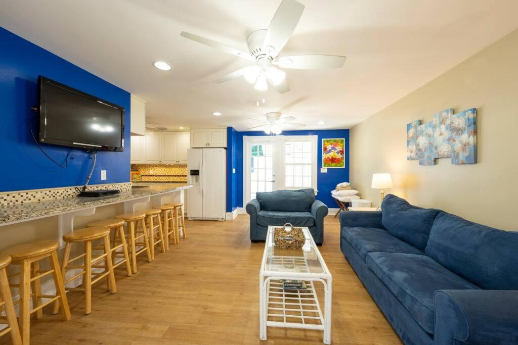 Bachelorparty Hq For 16-feet To Duval-pool-hot Tub Holiday home *