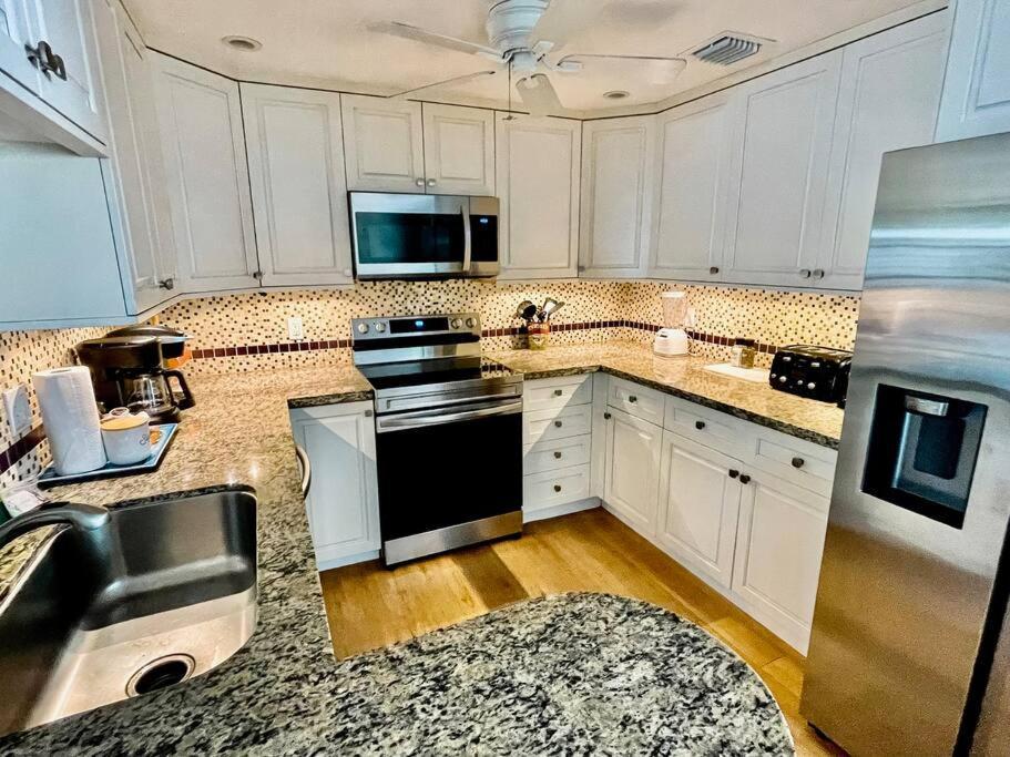 Bachelorparty Hq For 16-feet To Duval-pool-hot Tub Holiday home
