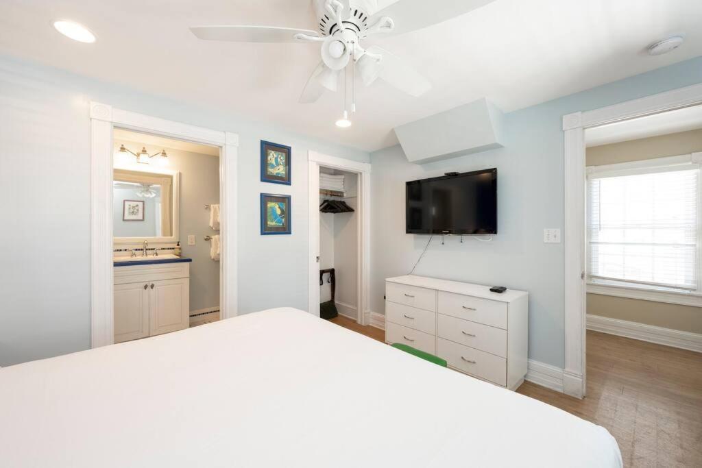 Bachelorparty Hq For 16-feet To Duval-pool-hot Tub Holiday home *