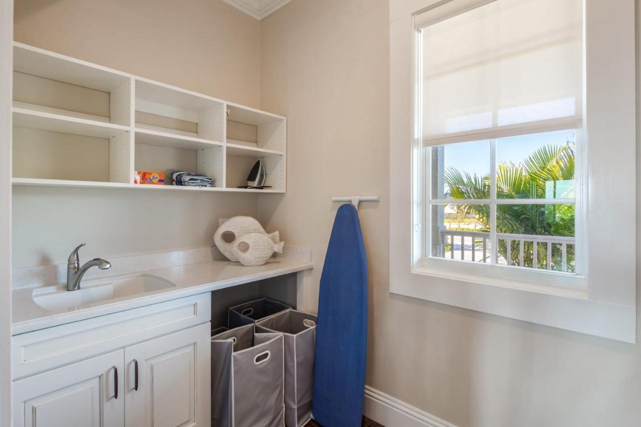 Holiday home Suncoast House -pool & Boat Dock
