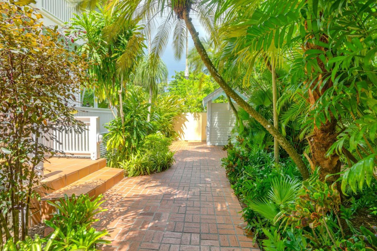 Breezy First-floor With Pool Access Apartment *