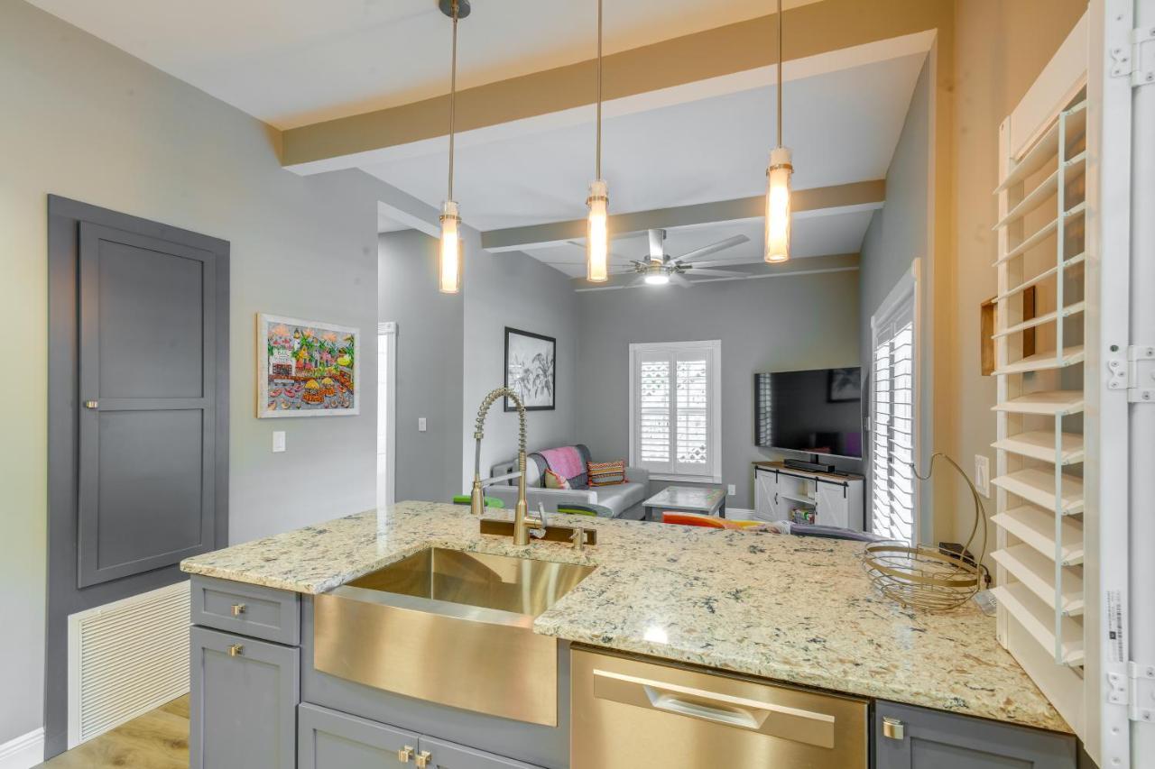 Breezy First-floor With Pool Access Apartment *