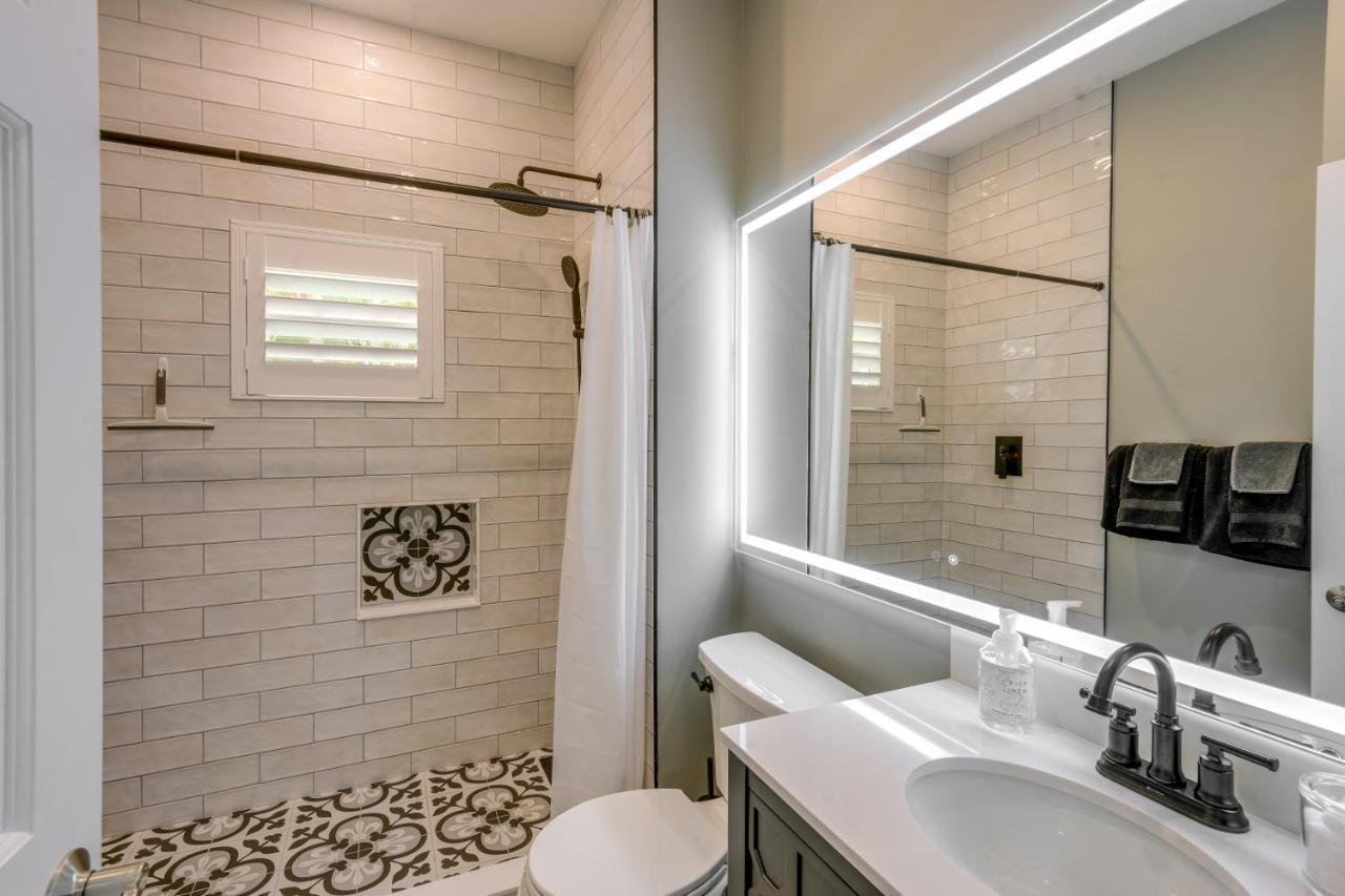 Breezy First-floor With Pool Access Apartment *