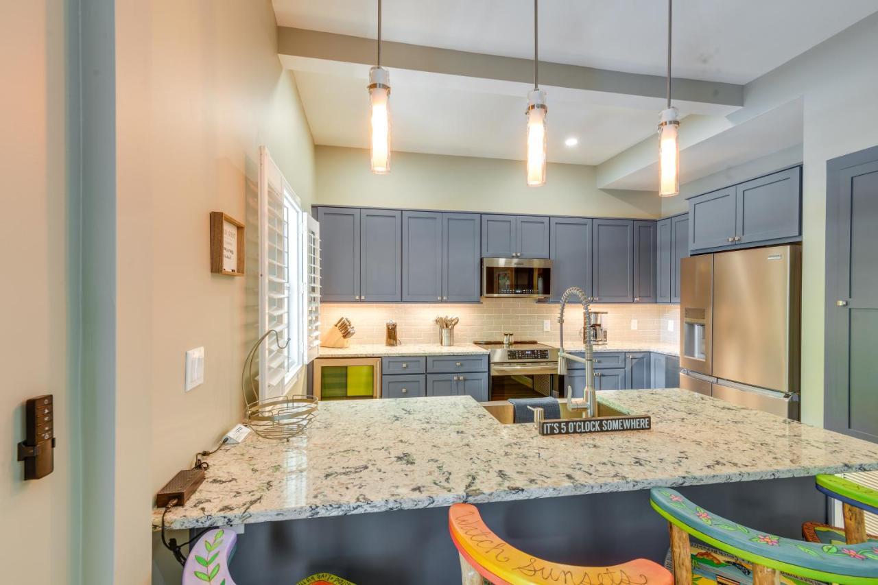 Breezy First-floor With Pool Access