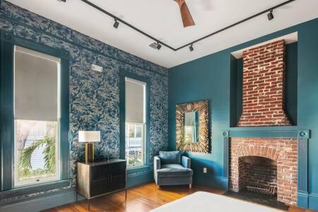 Inn Blue At The Grand Maloney