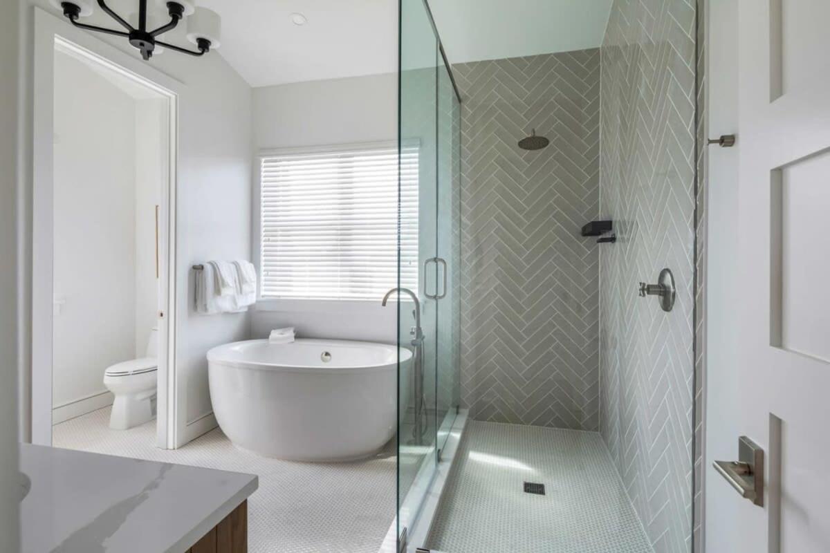 Holiday home The Crestwood House - Private Heated Pool & Parking *