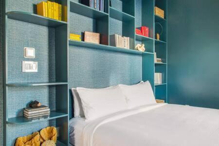 Inn Blue At The Grand Maloney