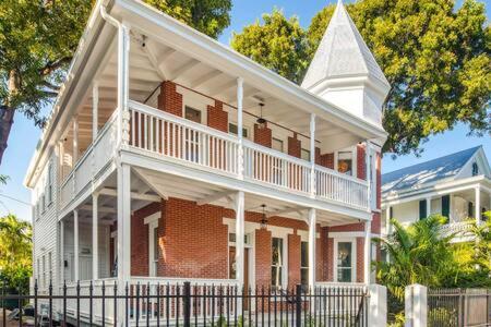 Carriage House At Grand Maloney Inn