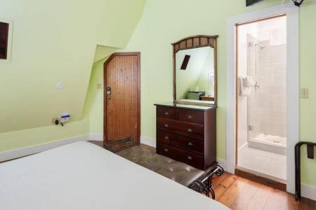 Curry House - Pool, King Bed & Balcony! 7 Inn Key West
