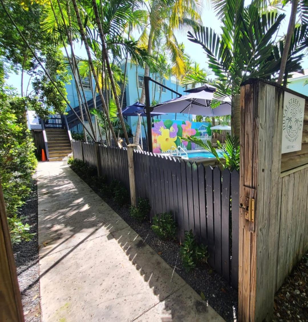 Duval Street Overlooking Duval With Parking And Pool * Key West