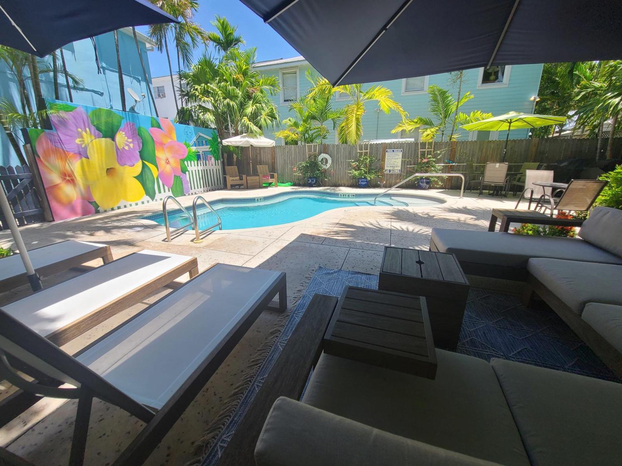 Duval Street Overlooking Duval With Parking And Pool Holiday home Key West