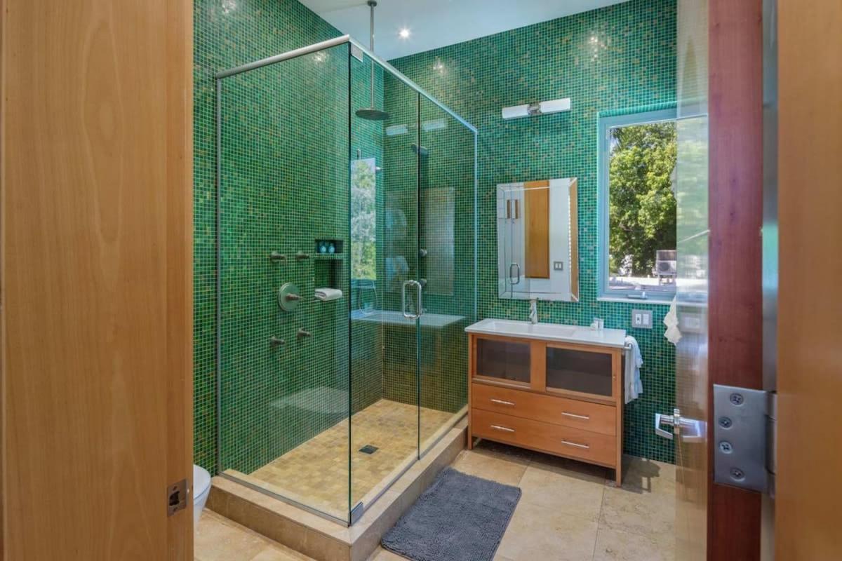 Holiday home Contra House -luxury With Pool