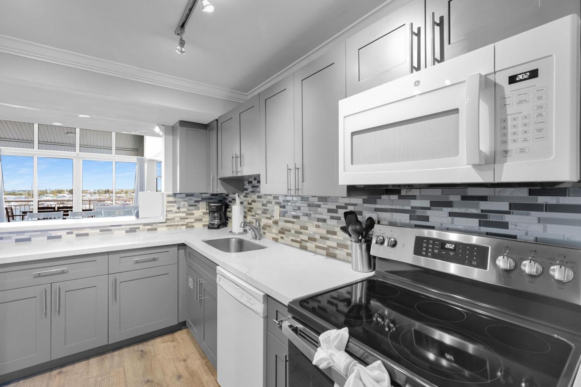 St Thomas - Waterfront Penthouse Sleeps 16 W Pool & Boat Dock
