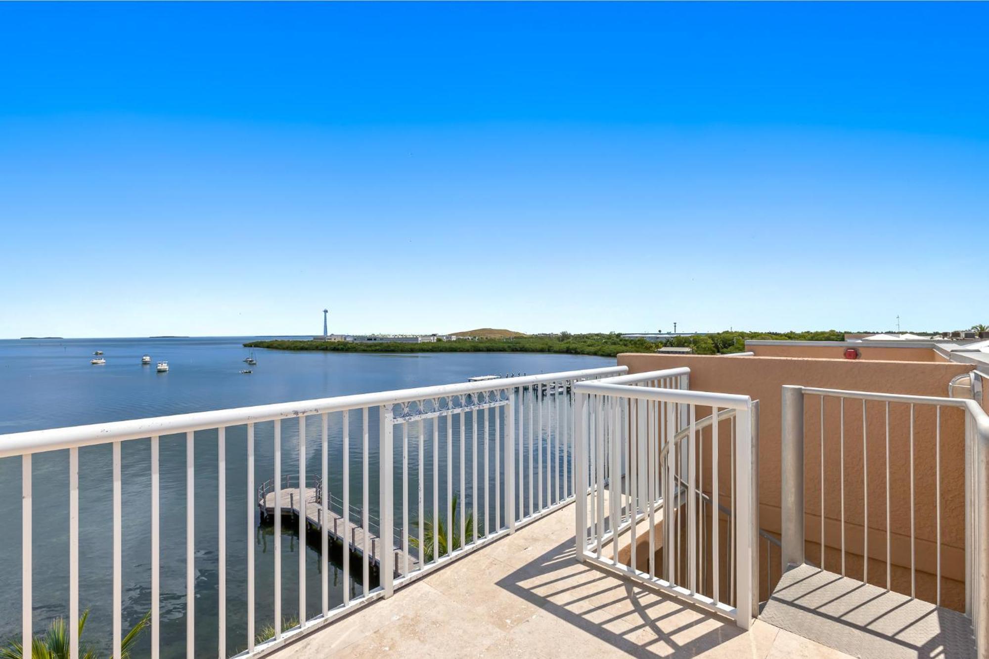 Resort Beachside & Residences