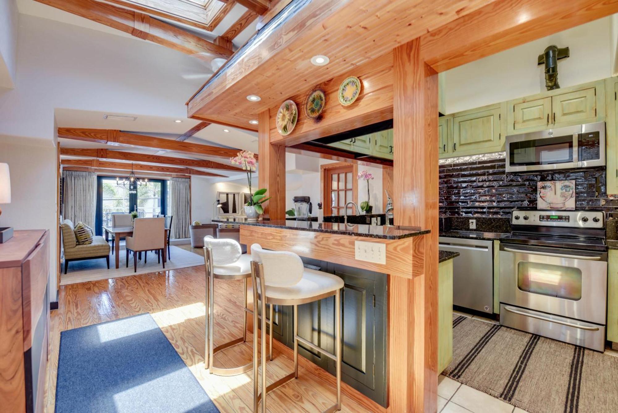 New Pineapple Palloza - Bright & Modern On Duval Apartment Key West