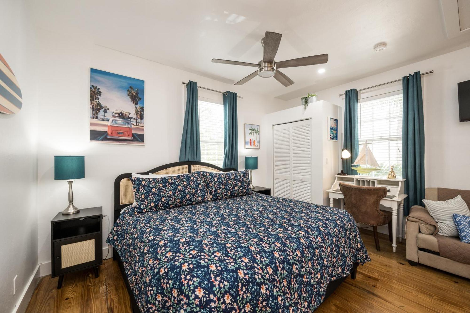 Bed & Breakfast The Speakeasy And Bar Key West