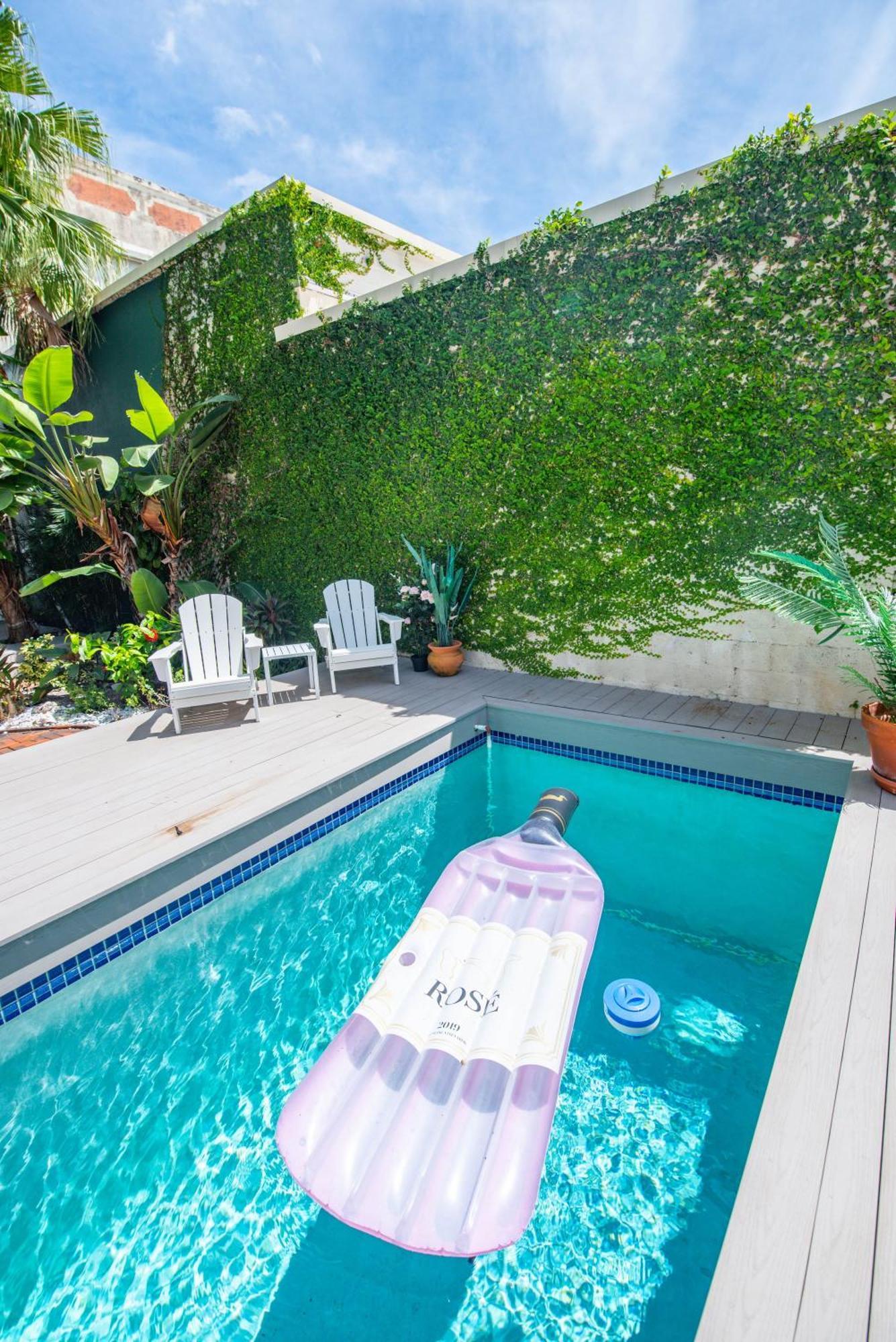 New Coastal Rose - Bright Loft With High Ceilings Apartment Key West
