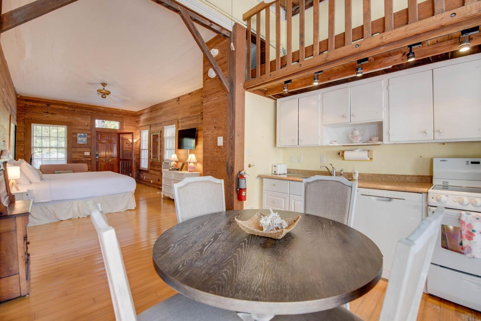 New Rose Retreat - Pool & Parking Key West