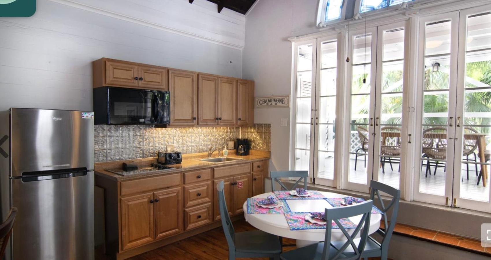 New Coastal Rose - Bright Loft With High Ceilings Apartment Key West
